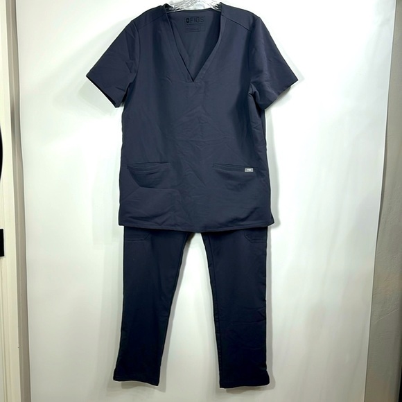 Figs Women’s Grey 2 piece scrub set size medium/Large